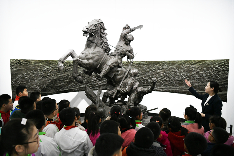 2019年4月4日，在東北烈士紀(jì)念館，學(xué)生們在聽講解員講解。